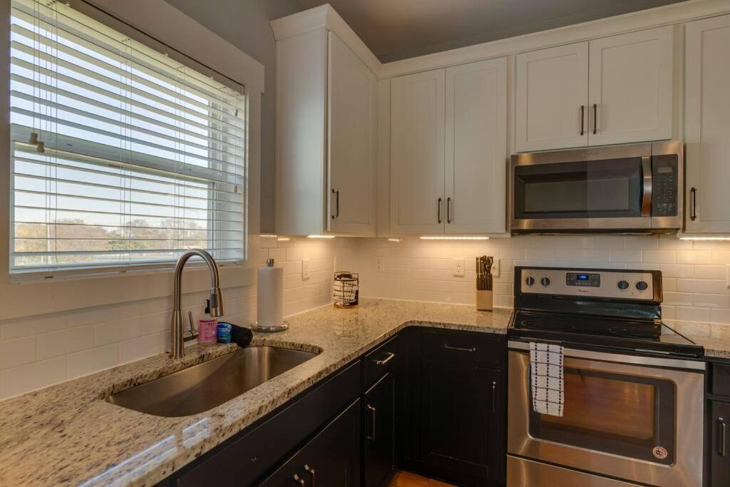 3 Bedroom Home- Huge Yard For Pets 4 Miles To Broadway *