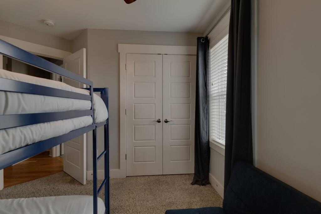 3 Bedroom Home- Huge Yard For Pets 4 Miles To Broadway