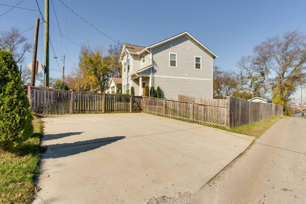 3 Bedroom Home- Huge Yard For Pets 4 Miles To Broadway *