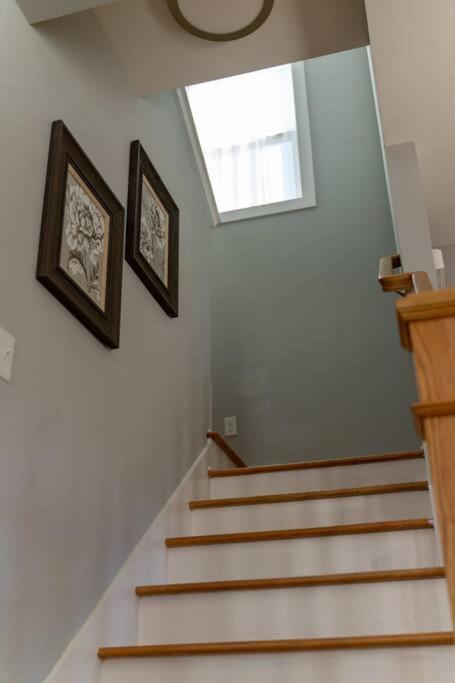 Holiday home 3 Bedroom Home- Huge Yard For Pets 4 Miles To Broadway