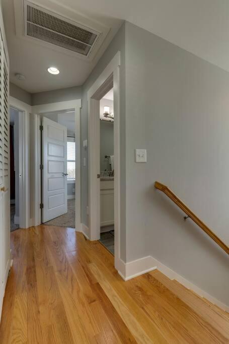 3 Bedroom Home- Huge Yard For Pets 4 Miles To Broadway Holiday home *