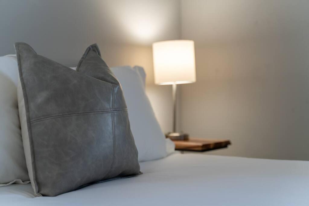 Holiday home 3 Bedroom Home- Huge Yard For Pets 4 Miles To Broadway *