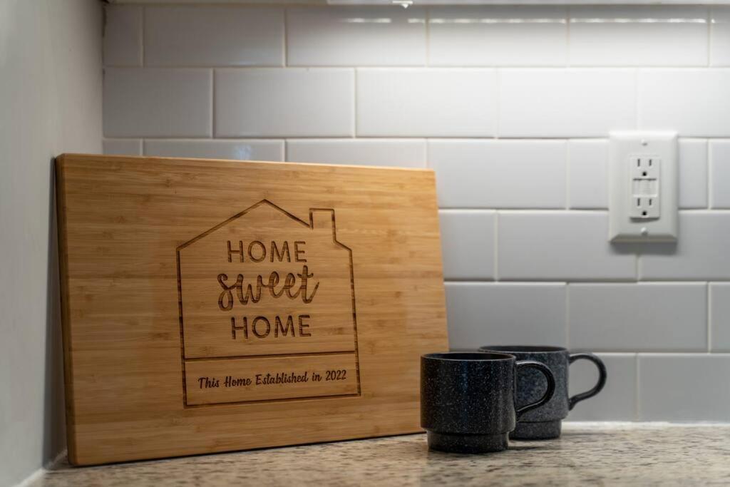 3 Bedroom Home- Huge Yard For Pets 4 Miles To Broadway