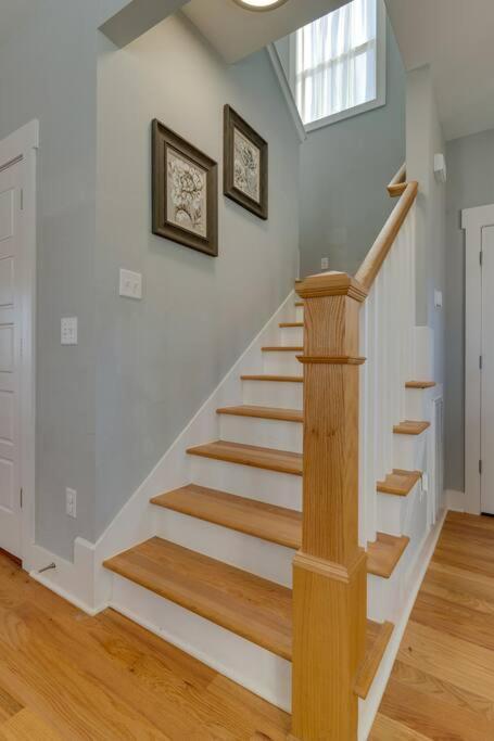 Holiday home 3 Bedroom Home- Huge Yard For Pets 4 Miles To Broadway *