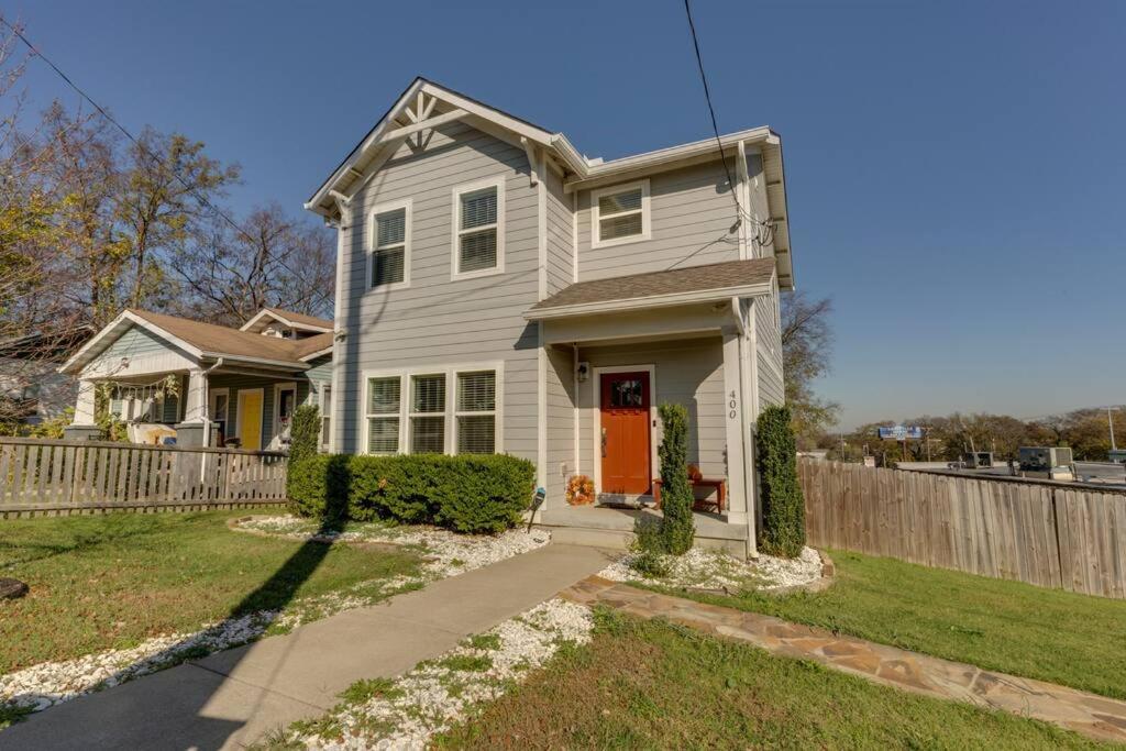 Holiday home 3 Bedroom Home- Huge Yard For Pets 4 Miles To Broadway