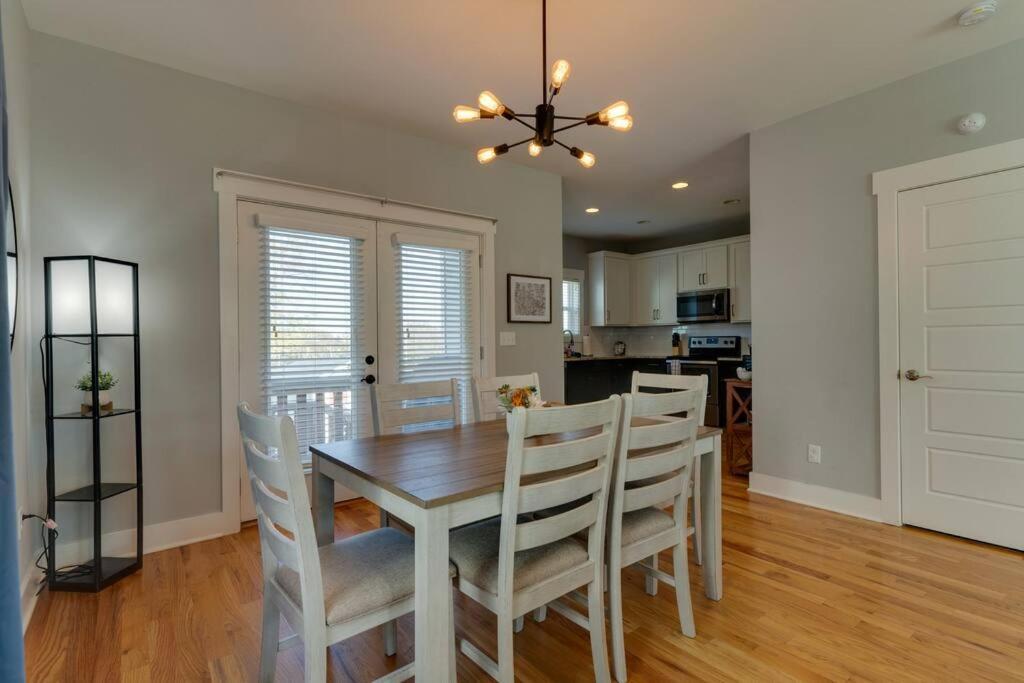 3 Bedroom Home- Huge Yard For Pets 4 Miles To Broadway Holiday home *