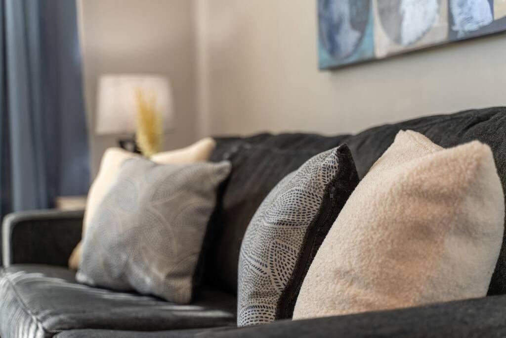 Holiday home 3 Bedroom Home- Huge Yard For Pets 4 Miles To Broadway Nashville