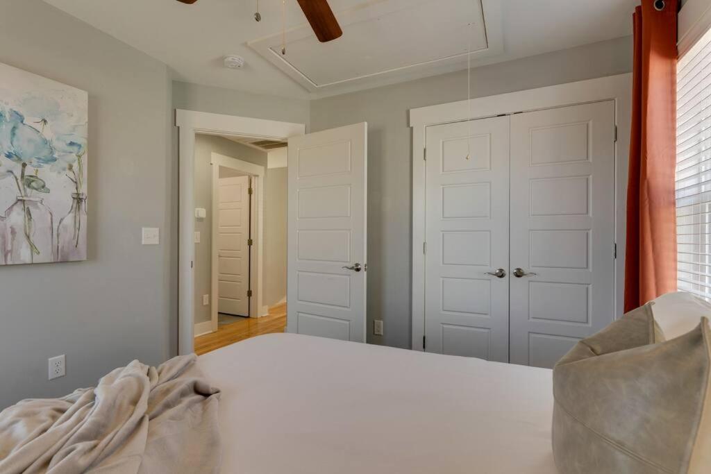 Holiday home 3 Bedroom Home- Huge Yard For Pets 4 Miles To Broadway *