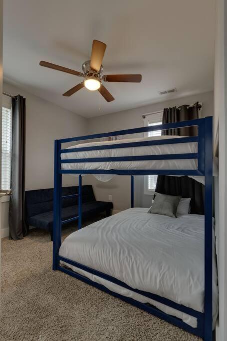 3 Bedroom Home- Huge Yard For Pets 4 Miles To Broadway Holiday home *