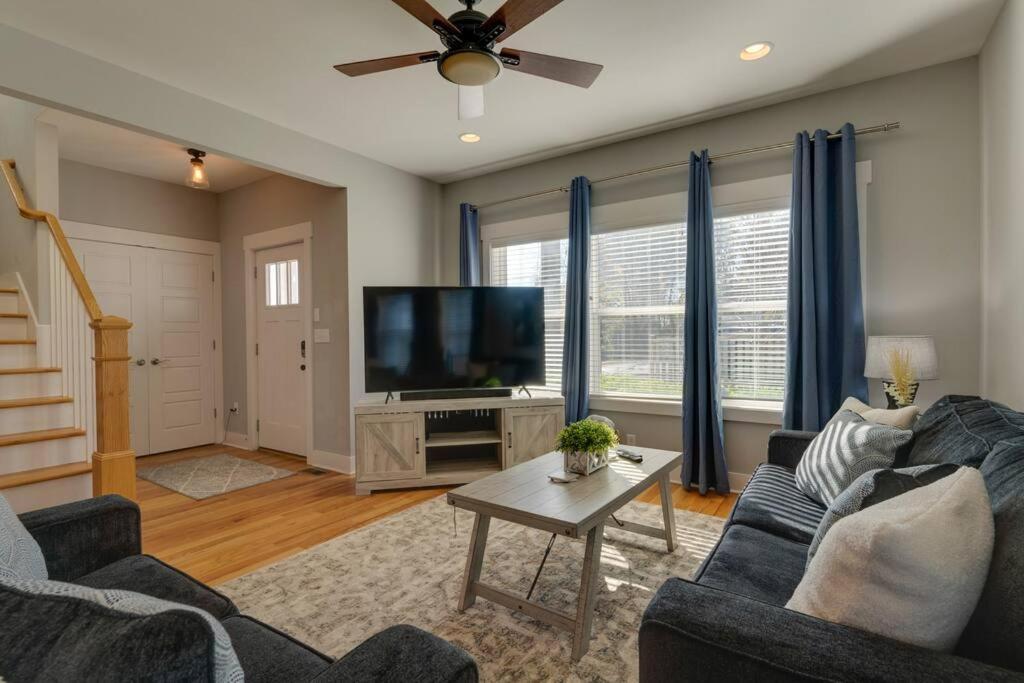 3 Bedroom Home- Huge Yard For Pets 4 Miles To Broadway Holiday home Nashville