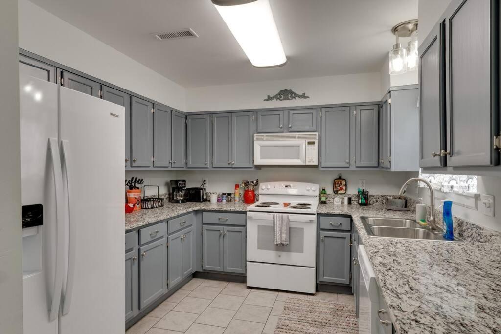 Beautiful 3 Bedroom- Free Parking 2m To Broadway *