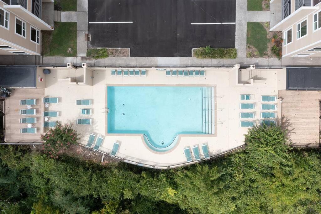 Vibrant Riverfront 2bd With A Pool Nashville