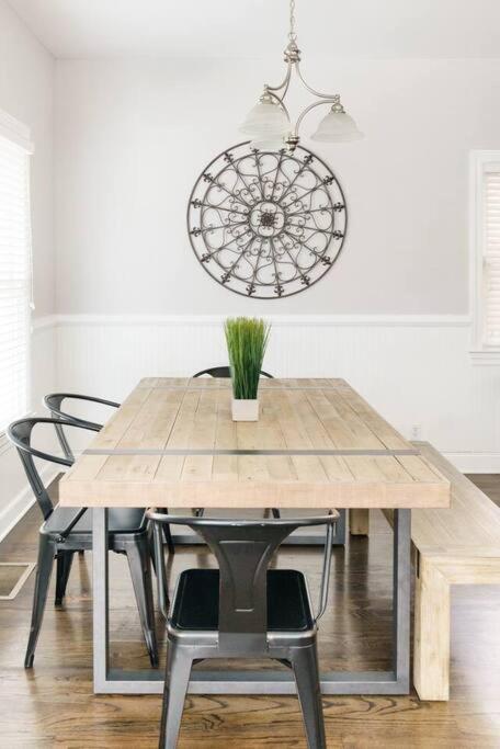 Southern Charm Downtown, Walk To Farmers Market & Holiday home *
