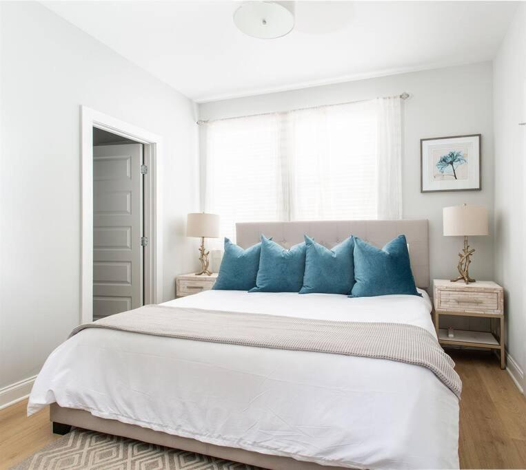 With En-suite Bath, Tv & Blackout Shades Nashville