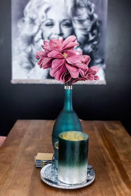 Minutes To Downtown, Walkable To Shopping & Dining Holiday home Nashville