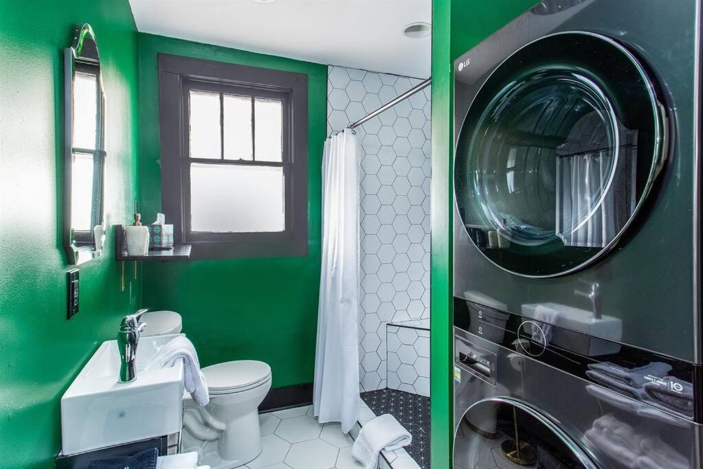 Minutes To Downtown, Walkable To Shopping & Dining Holiday home *