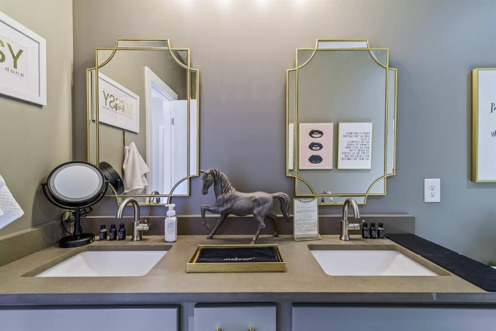 Skyline Views, 5min To Broadway Holiday home *