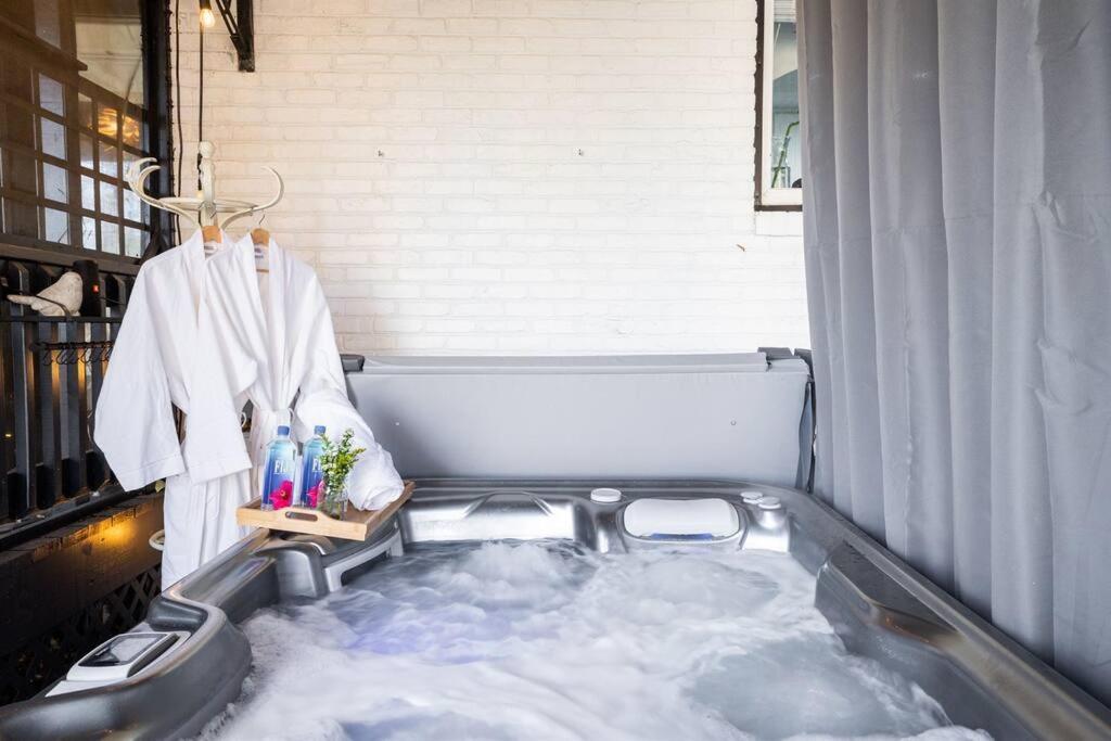 Hot Tub, Ev, Minutes To Opry, Airport & Broadway Holiday home *
