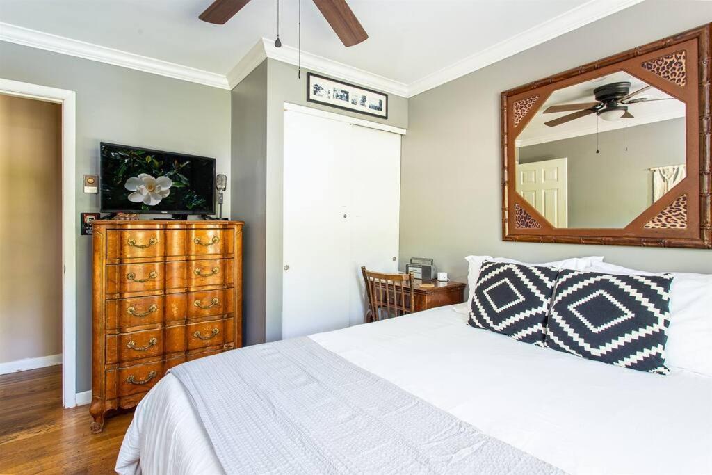 Honky Tonk Bar, Minutes To Airport & Broadway Holiday home