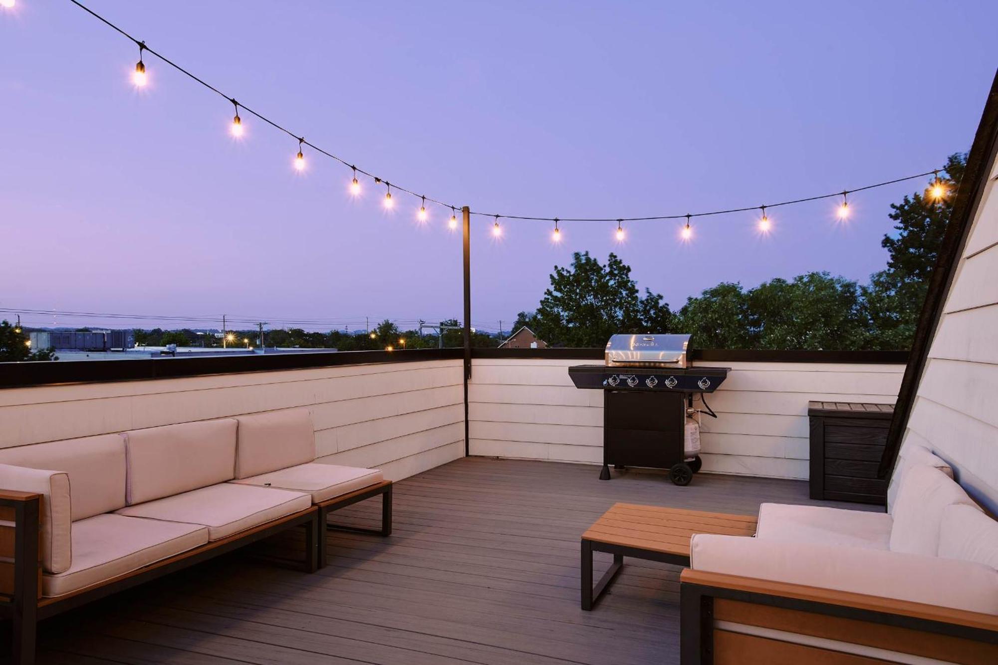 Holiday home Getaway In Luxury For 20--2 Miles To Broadway!