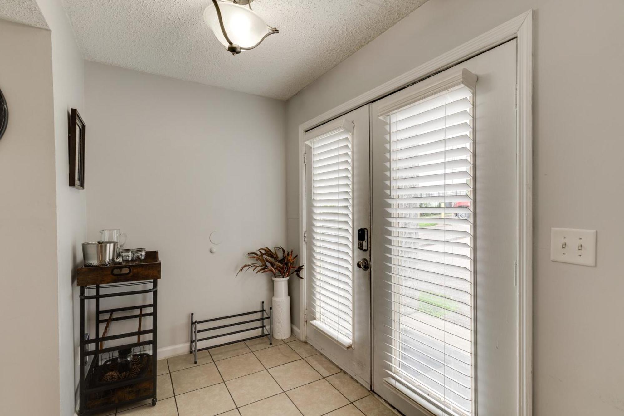 2 Bdr With Free Parking! 2m To Broadway! Apartment