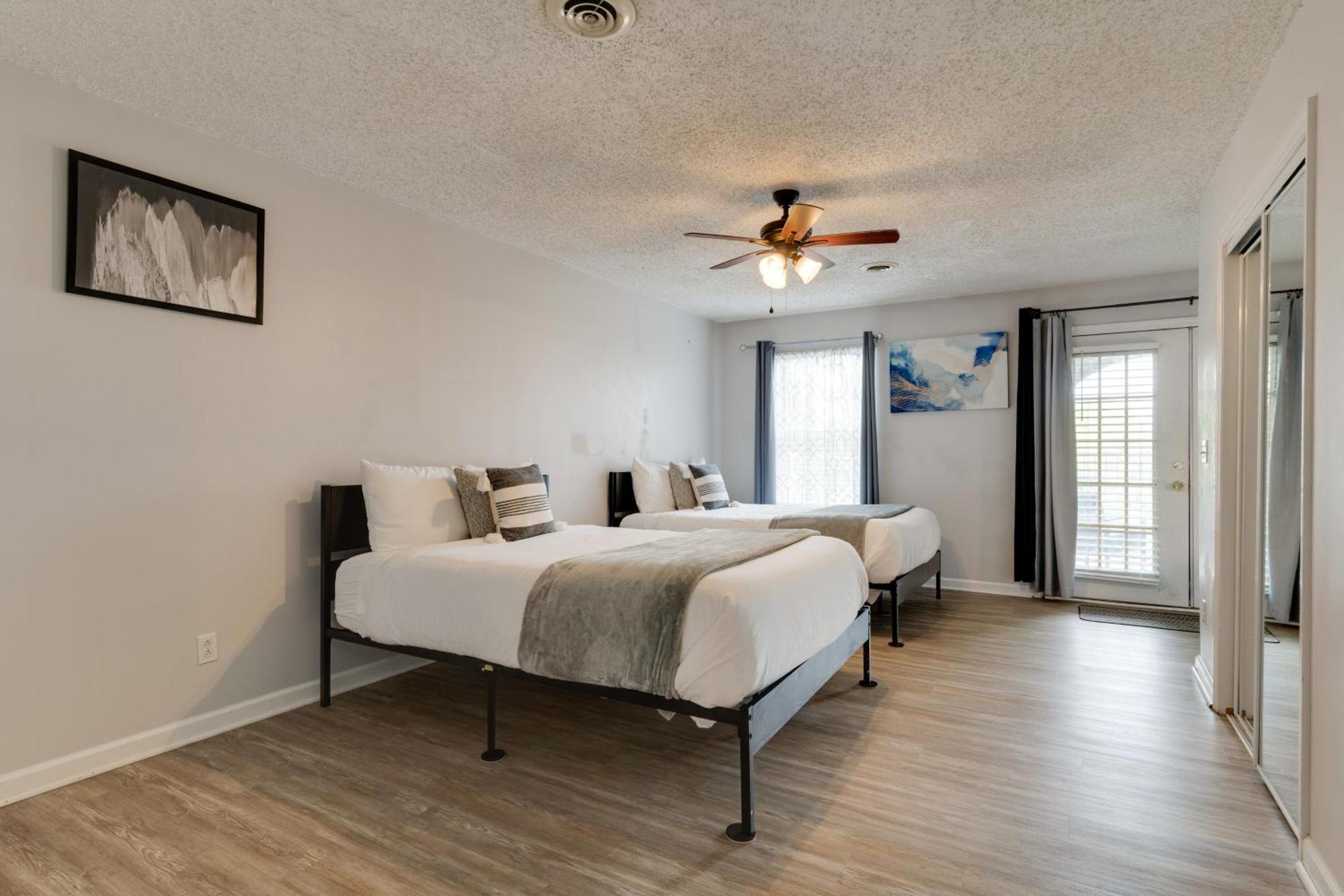 2 Bdr With Free Parking! 2m To Broadway! Apartment *