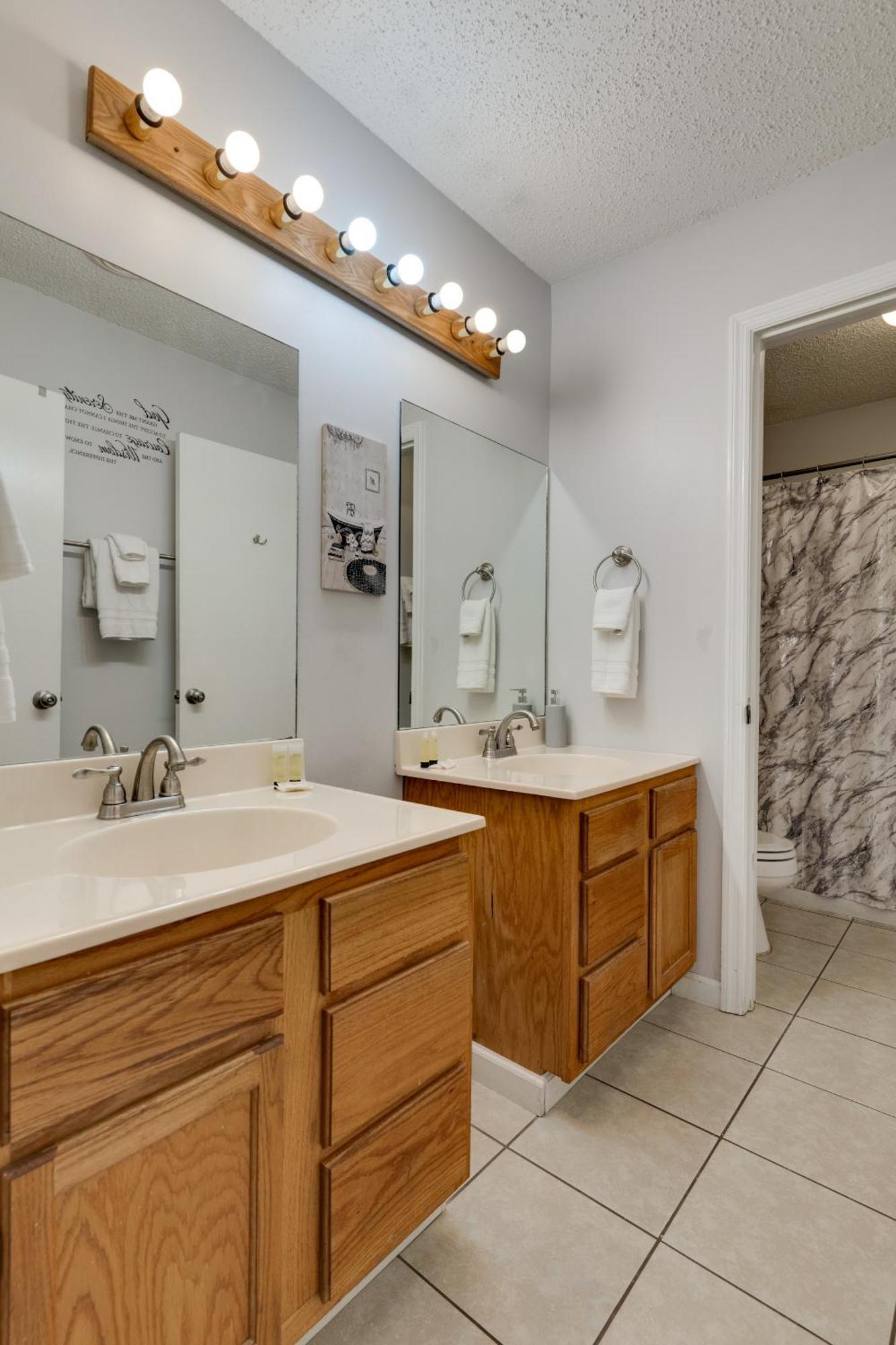 2 Bdr With Free Parking! 2m To Broadway!