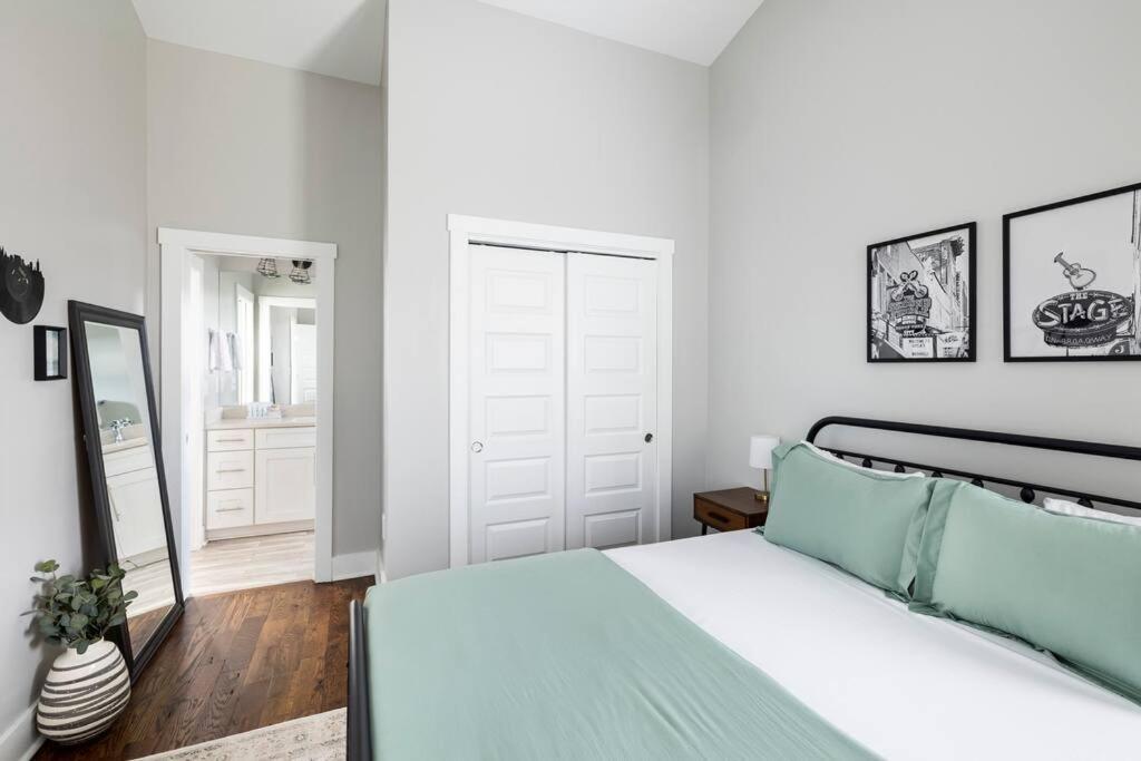 Hot Tub, Fire Pit, King Bd & Ig Opps - 5 Min To Dt Holiday home