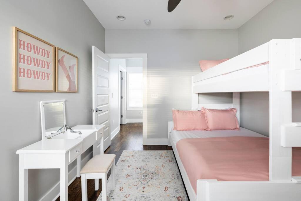 Hot Tub, Fire Pit, King Bd & Ig Opps - 5 Min To Dt Holiday home Nashville