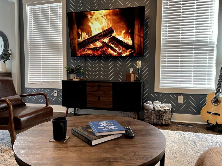 Hot Tub, Fire Pit, King Bd & Ig Opps - 5 Min To Dt Holiday home Nashville