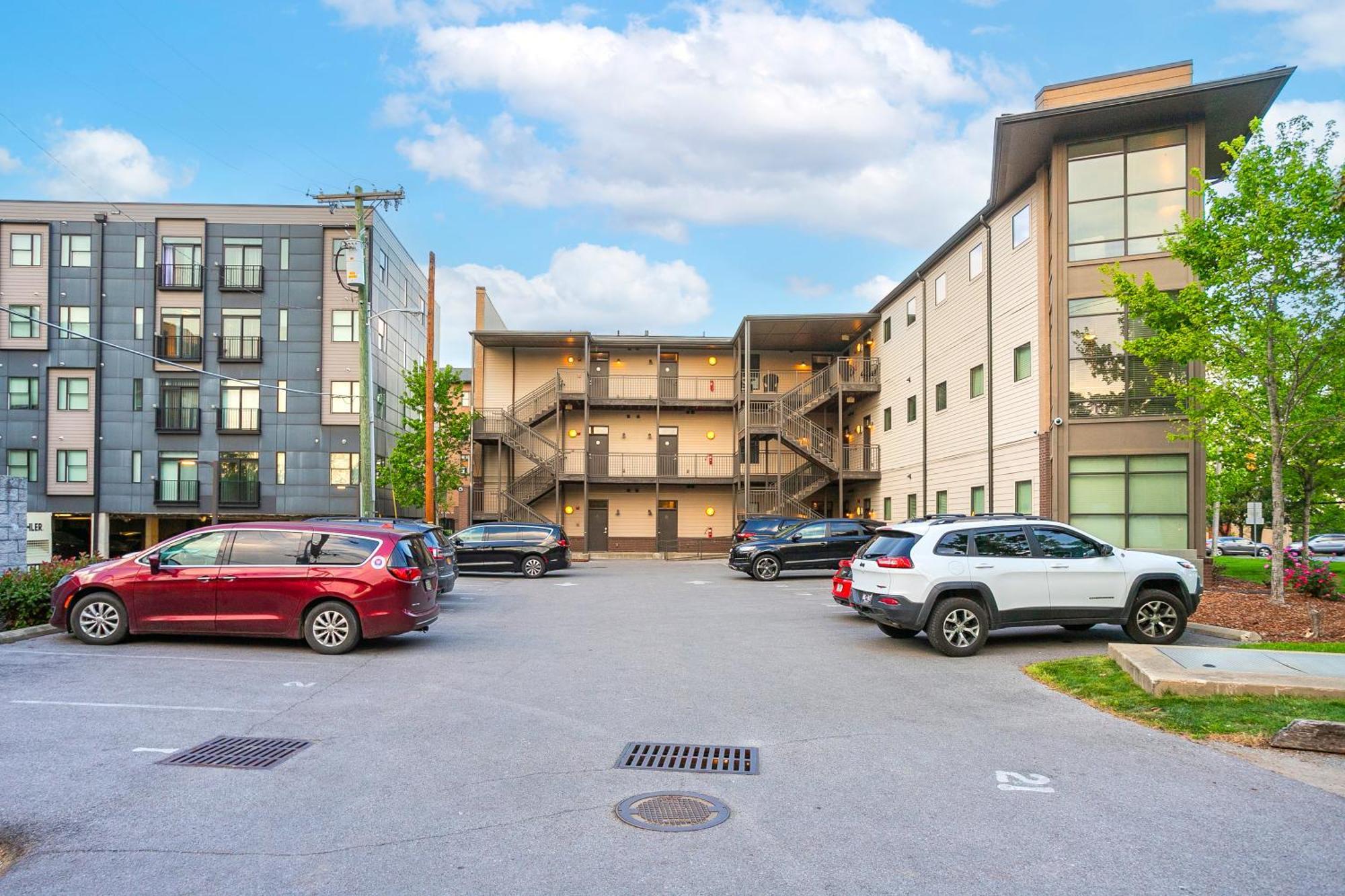 Music Row W Free Parking Apartment