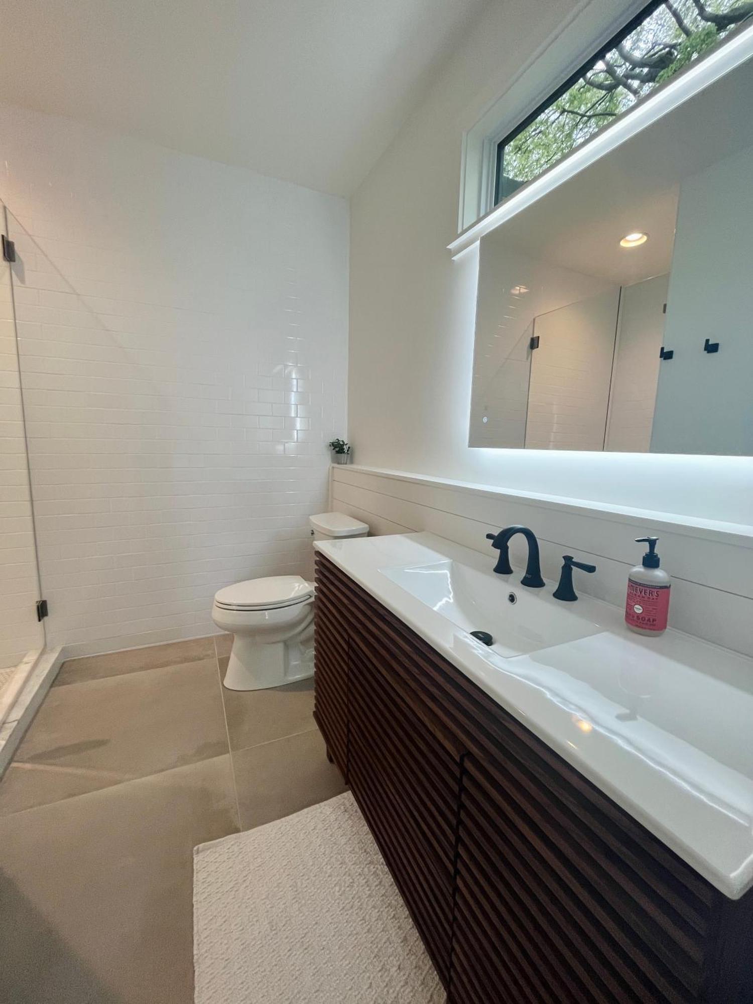 Restful Sanctuary Minutes From Downtown Holiday home
