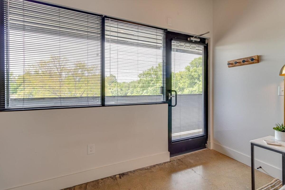 With 2 Queen Beds 7 Mins To Broadway Apartment