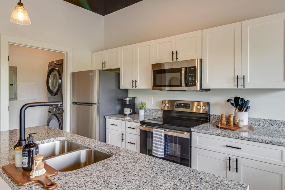 With 2 Queen Beds 7 Mins To Broadway Apartment *