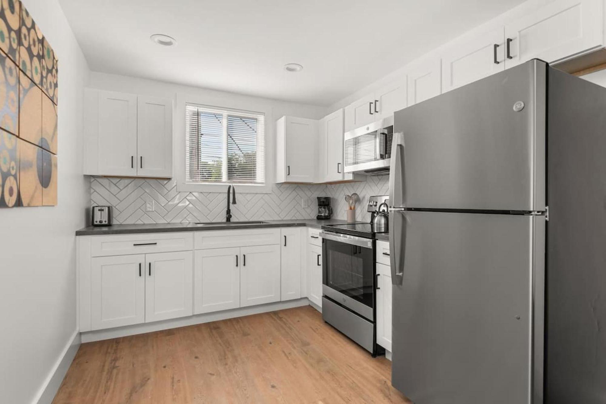 Modern Comforts Near Unit 4b Apts Apartment *