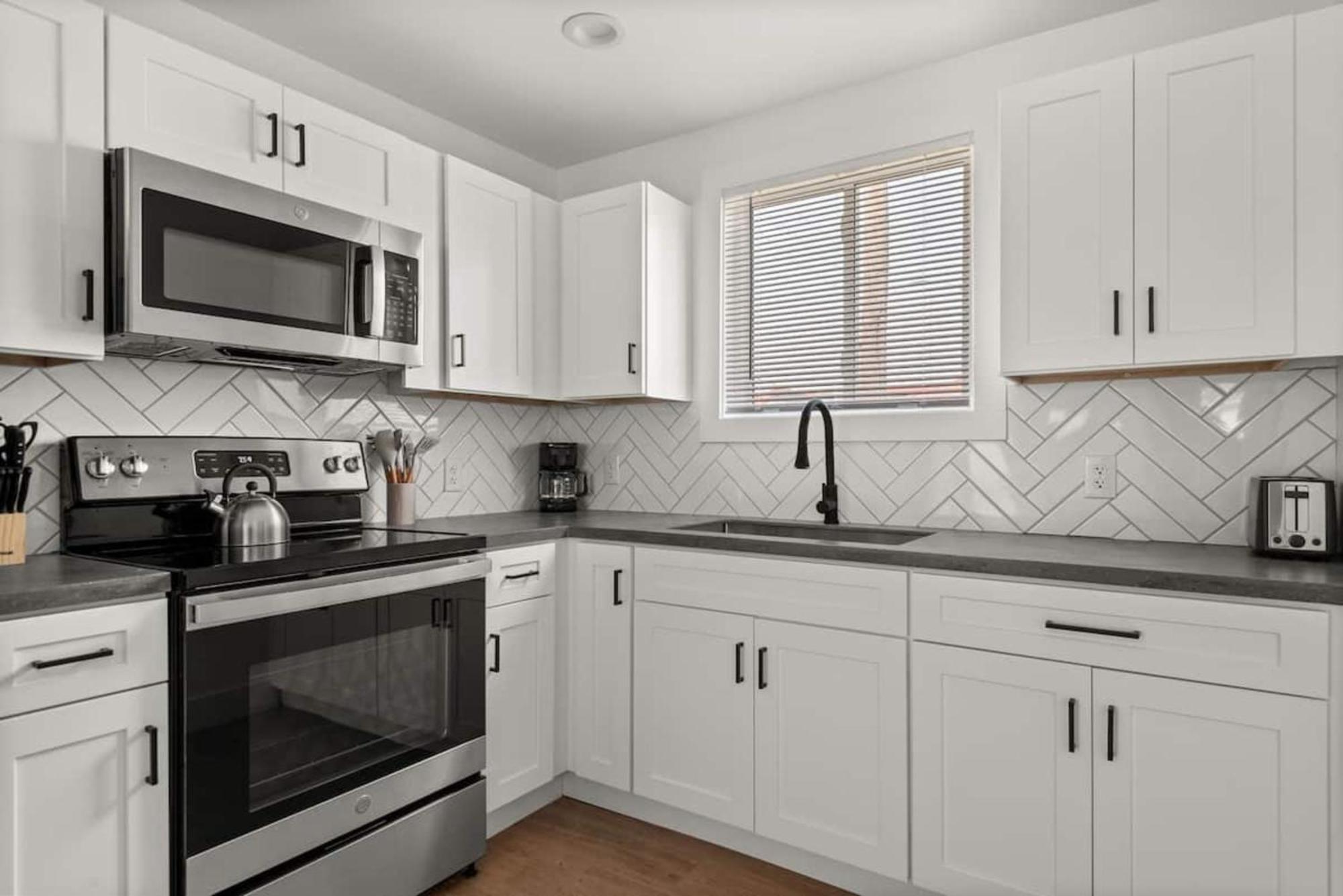 Apartment Modern Comforts Near Unit 4b Apts *