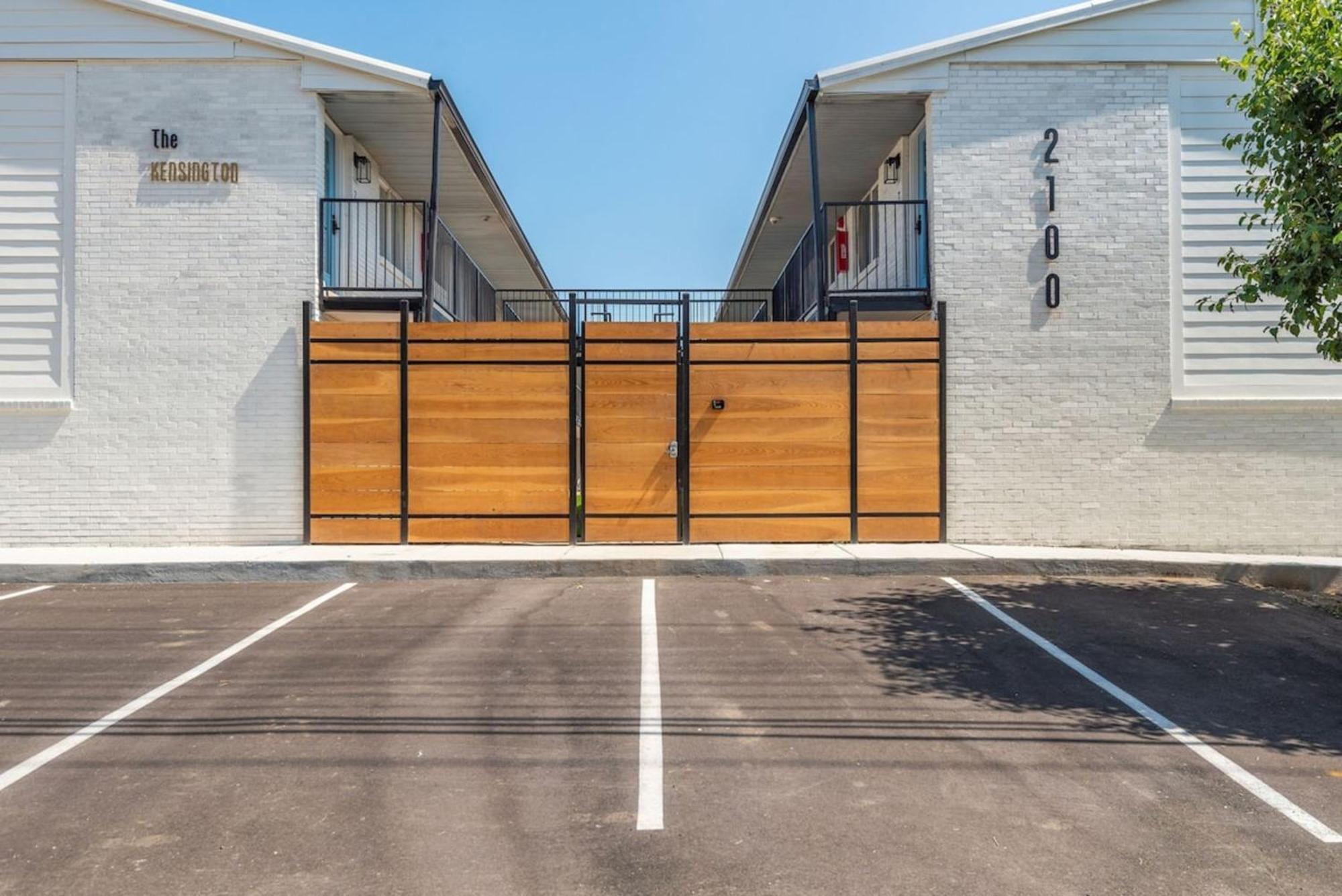 Modern Unit In Area Unit 10b Apts *