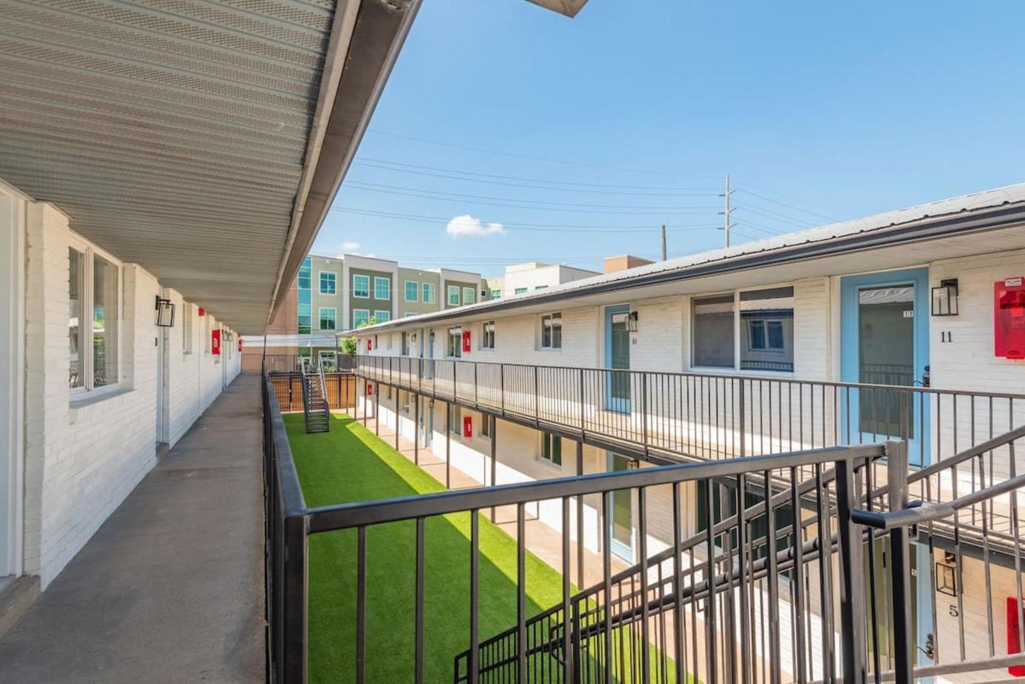 Modern Unit In Area Unit 10b Apts *