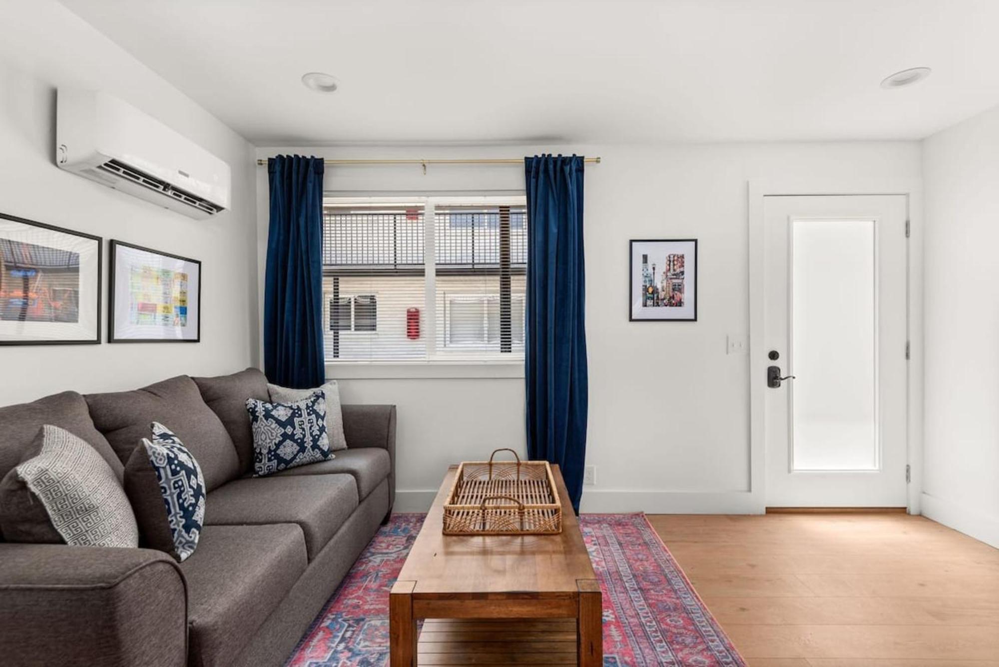 Modern Unit In Area Unit 10b Apts *