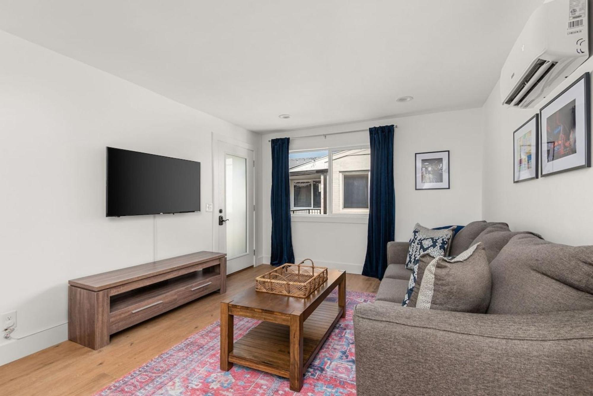 Modern Unit In Area Unit 10b Apts * Nashville