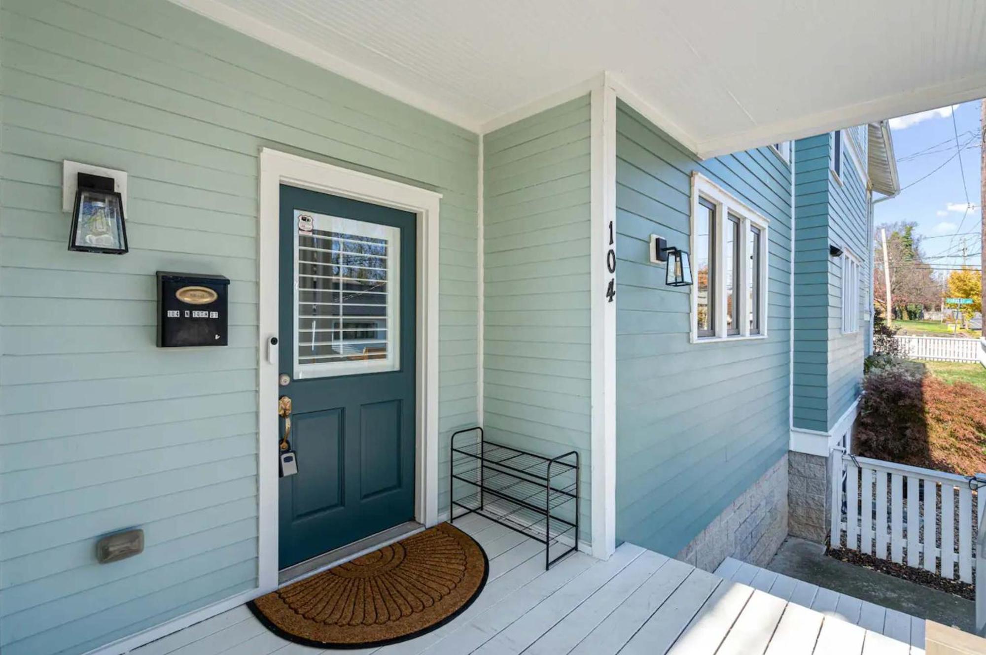 The Lockeland-modern & Airy Escape, Walk To It Holiday home