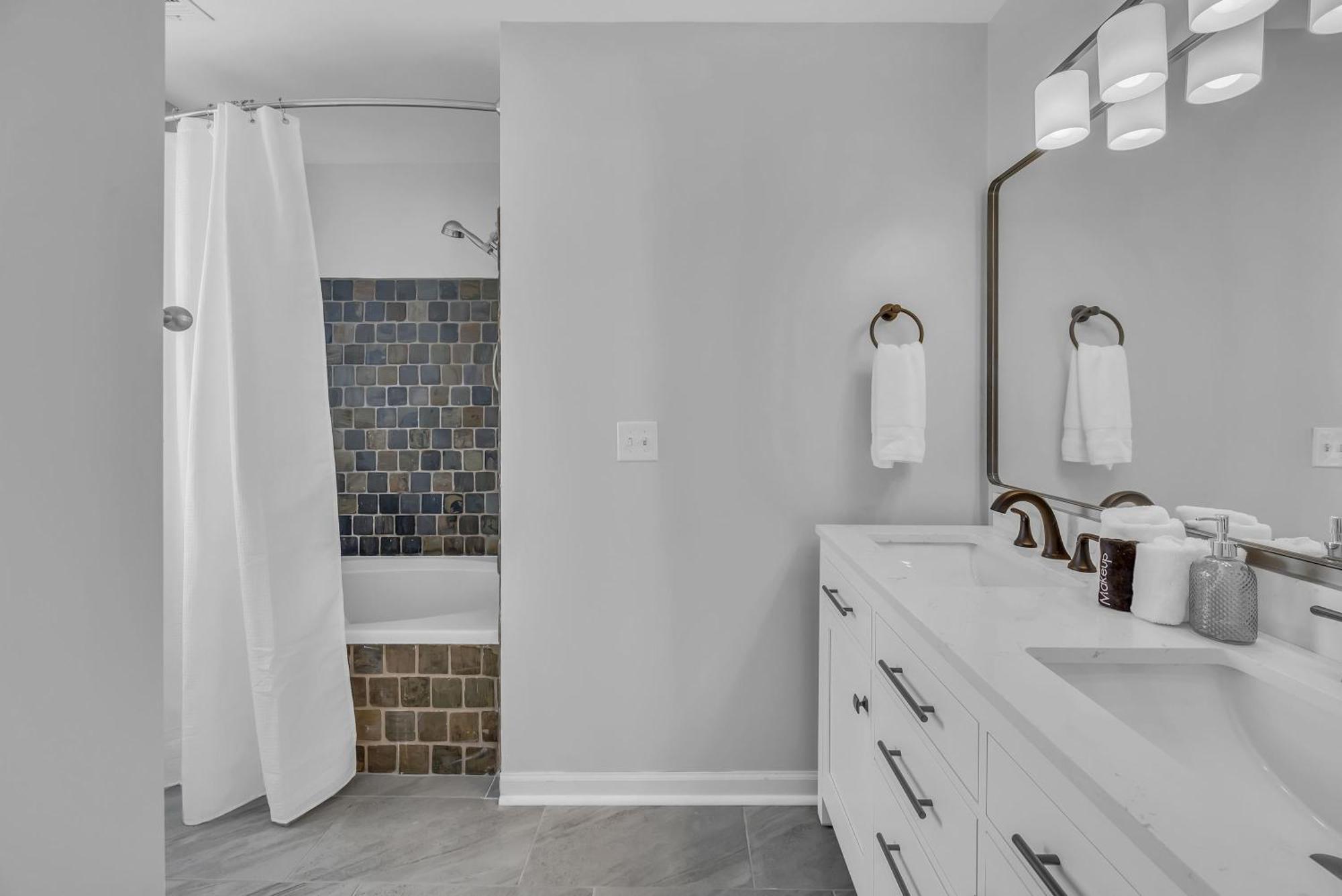 Spacious Germantown For Groups *