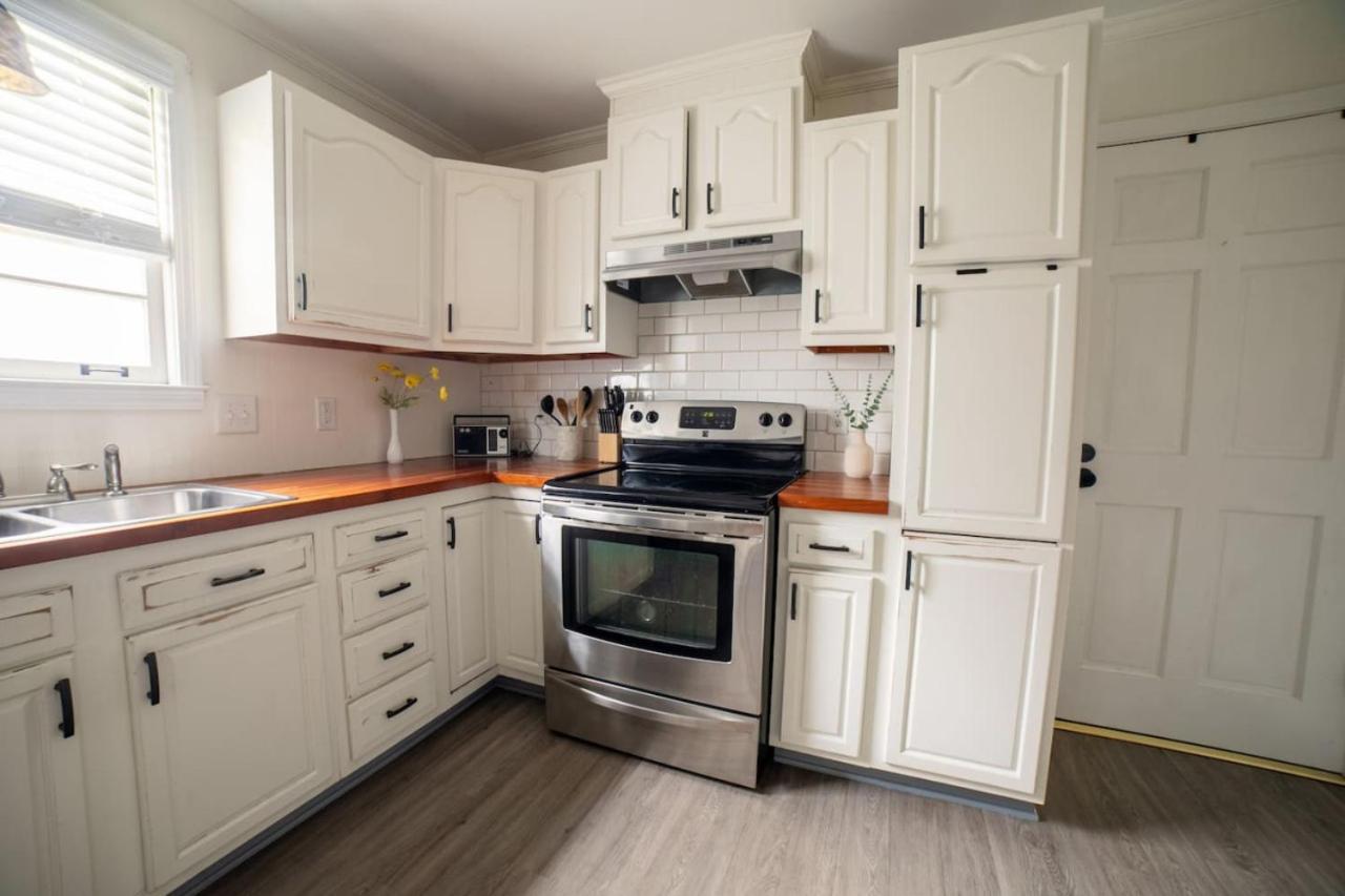 Holiday home Cozy Getaway Mins To Downtown, Broadway Airport