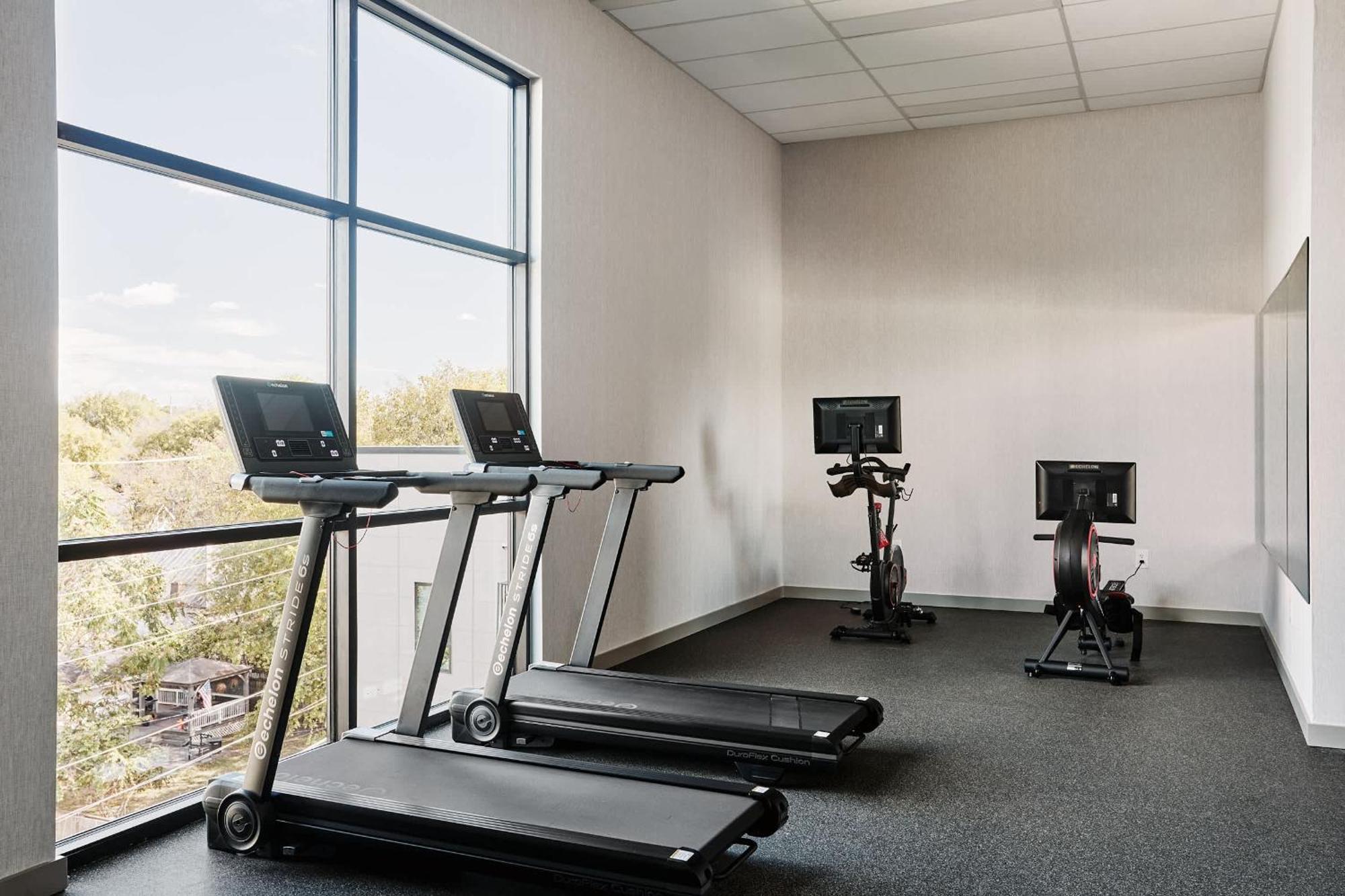 Modern Music Row With King & Queen Bedrooms, Private Balcony, Pool & Fitness Center, Walk To Rca B & Local Dining, Garage Parking, Elevator Access, 24 Hr Hospitality * Nashville