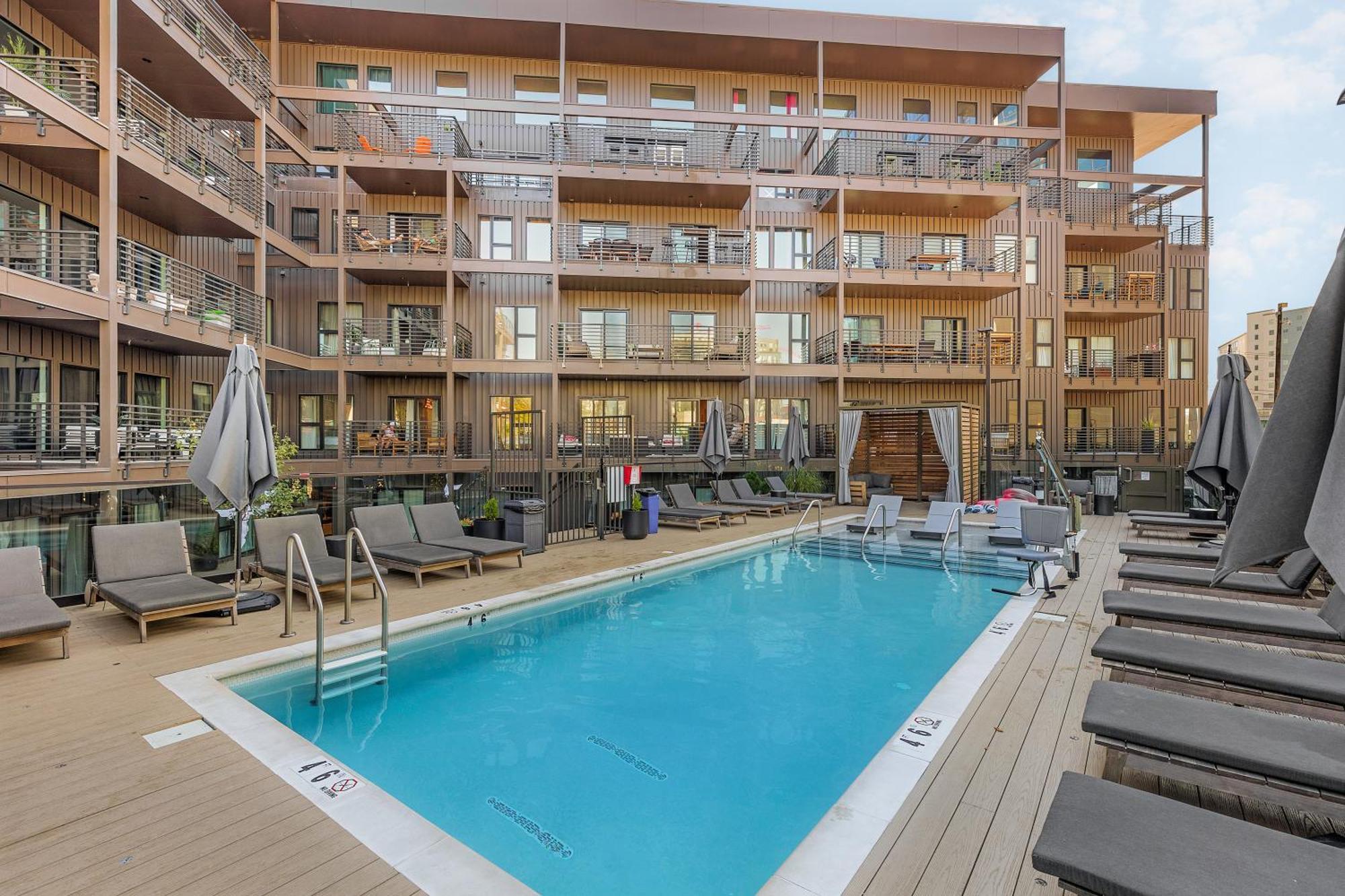 Luxury Penthouse With 2 Floors Pool Patio Gym Walk To Broadway