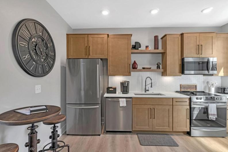 10 Min Drive Downtown, Roof Deck, Pet Friendly Nashville