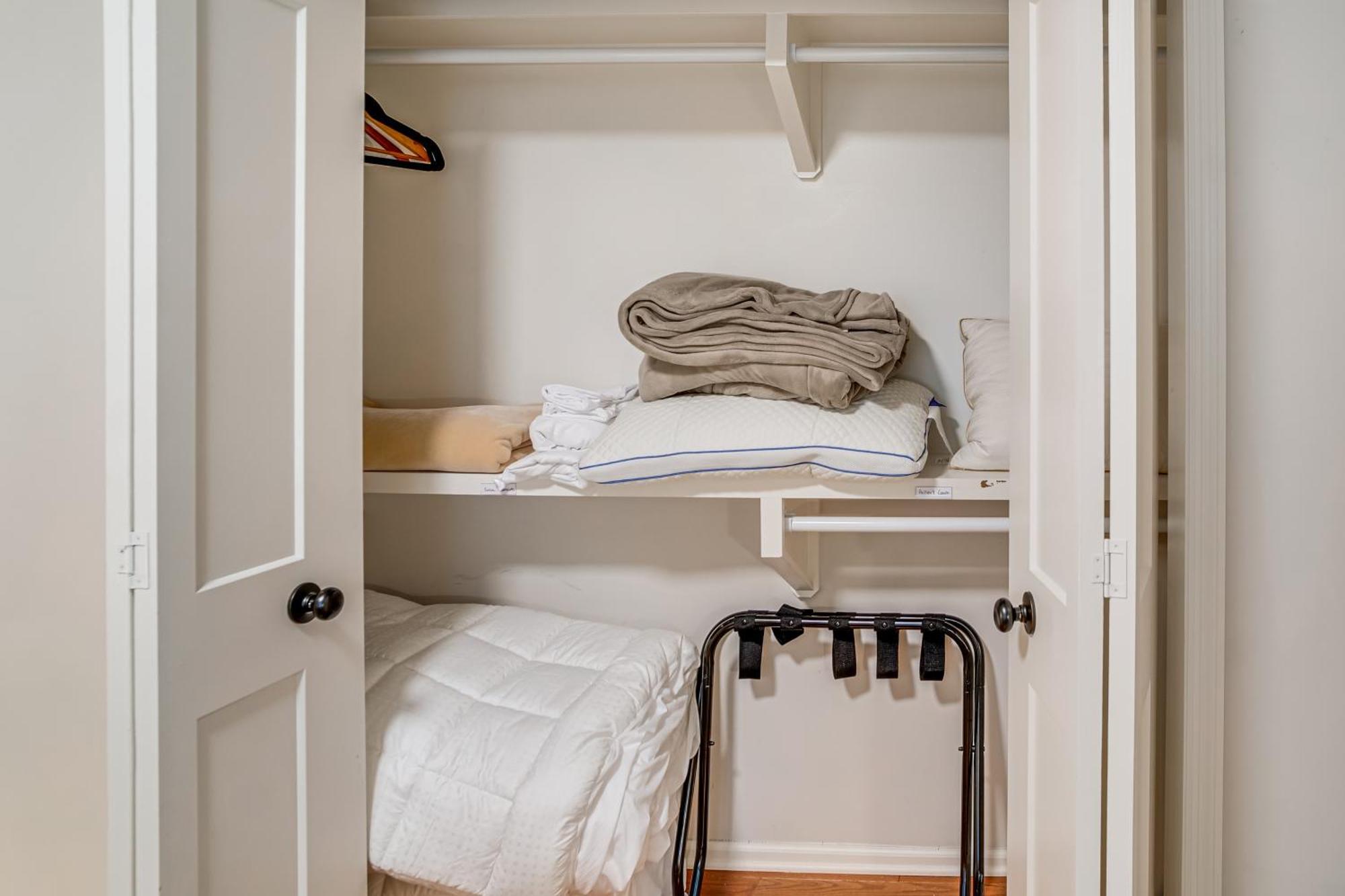 Holiday home Walk To Five Points East With Yard! *