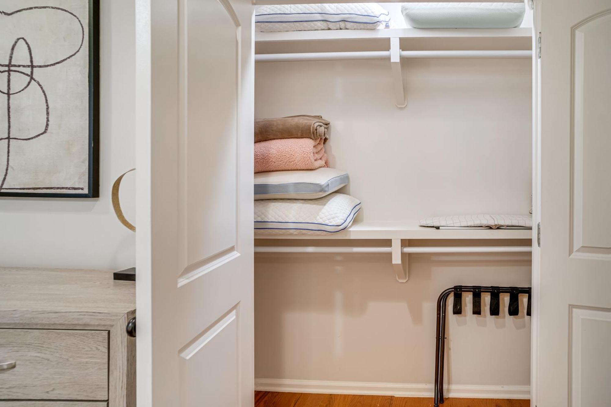 Holiday home Walk To Five Points East With Yard!