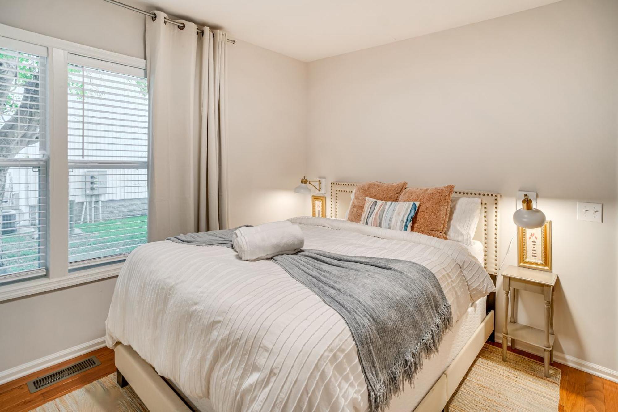 Holiday home Walk To Five Points East With Yard! Nashville