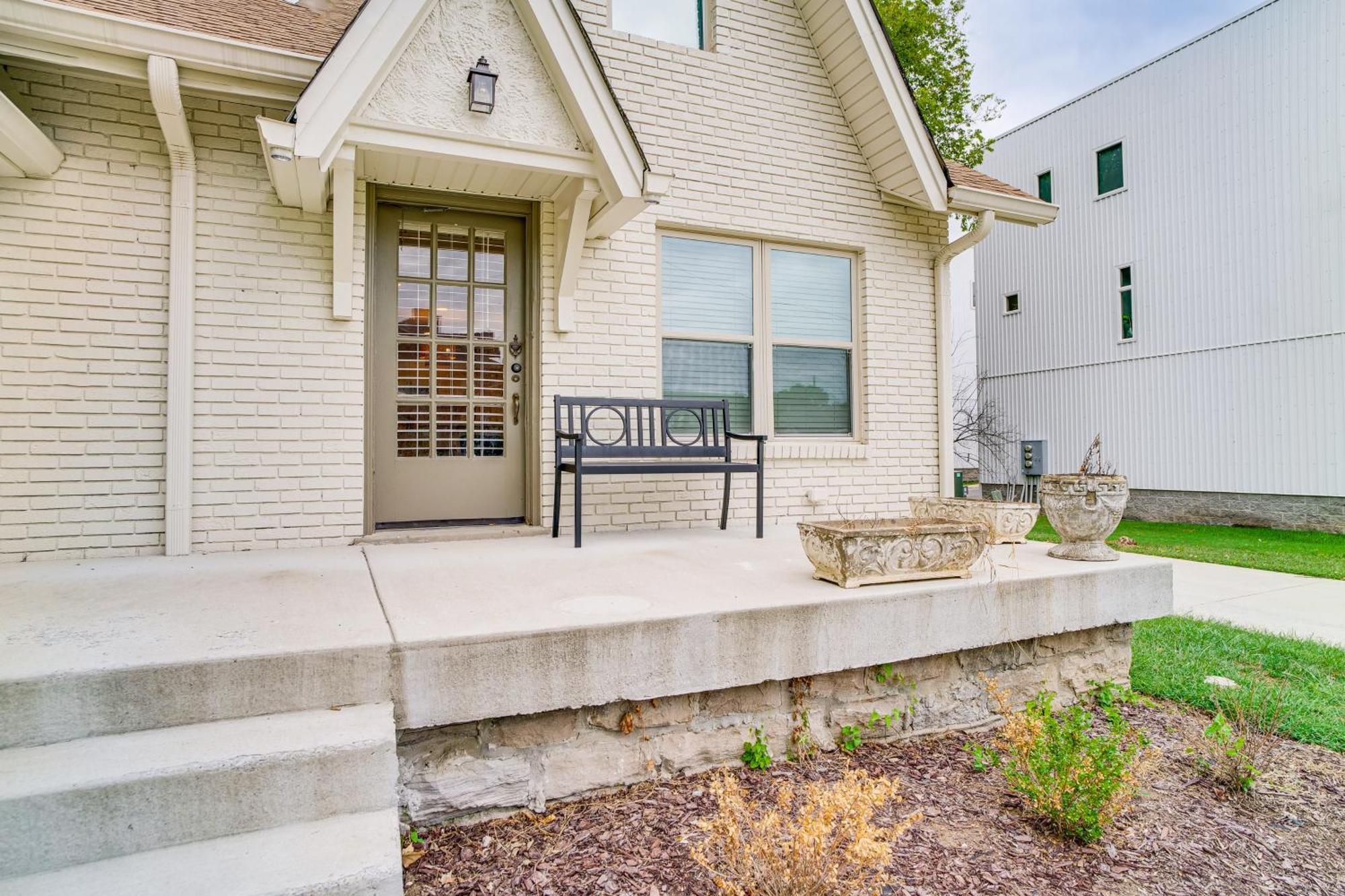 Walk To Five Points East With Yard! Holiday home